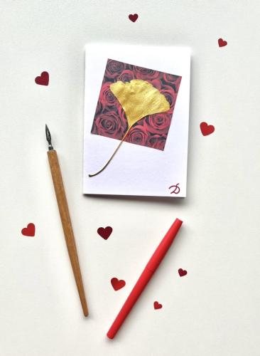 Feuille de ginkgo peinte couleur or sur papier aux motifs de roses rouges